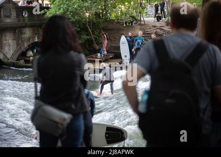 München, Deutschland. 14.. Mai 2022. Mit fast 30 Grad Celsius an einem samstag wird der Englische Garten am 14. Mai 2022 ziemlich voll. (Foto: Alexander Pohl/Sipa USA) Quelle: SIPA USA/Alamy Live News Stockfoto