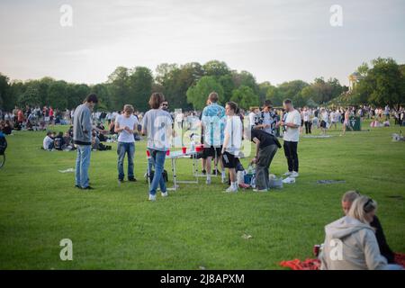 München, Deutschland. 14.. Mai 2022. Mit fast 30 Grad Celsius an einem samstag wird der Englische Garten am 14. Mai 2022 ziemlich voll. (Foto: Alexander Pohl/Sipa USA) Quelle: SIPA USA/Alamy Live News Stockfoto