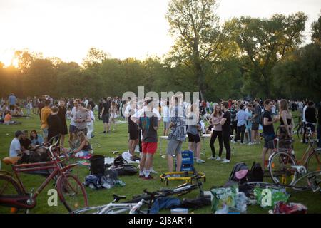 München, Deutschland. 14.. Mai 2022. Mit fast 30 Grad Celsius an einem samstag wird der Englische Garten am 14. Mai 2022 ziemlich voll. (Foto: Alexander Pohl/Sipa USA) Quelle: SIPA USA/Alamy Live News Stockfoto
