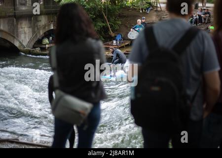 München, Deutschland. 14.. Mai 2022. Mit fast 30 Grad Celsius an einem samstag wird der Englische Garten am 14. Mai 2022 ziemlich voll. (Foto: Alexander Pohl/Sipa USA) Quelle: SIPA USA/Alamy Live News Stockfoto