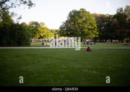 München, Deutschland. 14.. Mai 2022. Mit fast 30 Grad Celsius an einem samstag wird der Englische Garten am 14. Mai 2022 ziemlich voll. (Foto: Alexander Pohl/Sipa USA) Quelle: SIPA USA/Alamy Live News Stockfoto