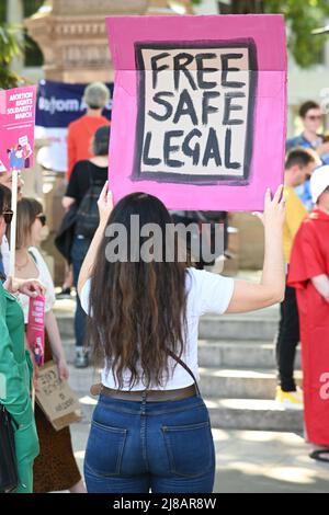 Londoner Protest und marsch einer durchgesickerten Meinung deuteten an, dass Richter bereit sind, Roe gegen Abtreibung zu stürzen. Die Demonstranten verteidigen die Freiheit und Rechte der Frauen und nutzen nicht die Körper von Frauen für die Versammlung politischer Werkzeuge vor der Frauenstatue in der amerikanischen Botschaft in London. - 14. Mai 2022. Stockfoto