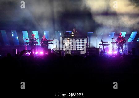 München, Deutschland. 14.. Mai 2022. Die Pet Shop Boys sind im Rahmen ihrer 'Dreamworld - The Greatest Hits Live'-Tour in der Olympiahalle auf der Bühne. Quelle: Felix Hörhager/dpa/Alamy Live News Stockfoto