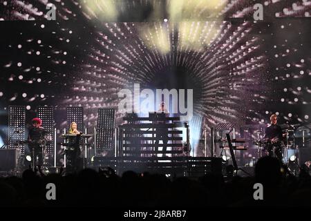 München, Deutschland. 14.. Mai 2022. Die Pet Shop Boys sind im Rahmen ihrer 'Dreamworld - The Greatest Hits Live'-Tour in der Olympiahalle auf der Bühne. Quelle: Felix Hörhager/dpa/Alamy Live News Stockfoto