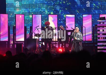 München, Deutschland. 14.. Mai 2022. Die Pet Shop Boys sind im Rahmen ihrer 'Dreamworld - The Greatest Hits Live'-Tour in der Olympiahalle auf der Bühne. Quelle: Felix Hörhager/dpa/Alamy Live News Stockfoto