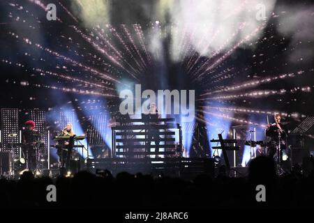 München, Deutschland. 14.. Mai 2022. Die Pet Shop Boys sind im Rahmen ihrer 'Dreamworld - The Greatest Hits Live'-Tour in der Olympiahalle auf der Bühne. Quelle: Felix Hörhager/dpa/Alamy Live News Stockfoto
