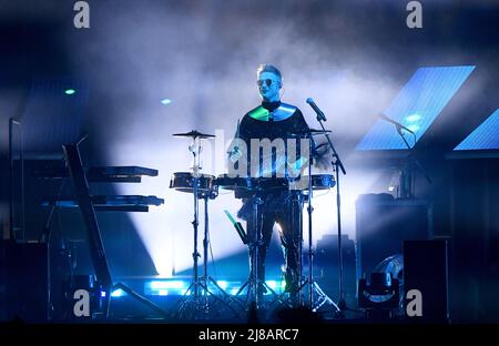 München, Deutschland. 14.. Mai 2022. Die Pet Shop Boys sind im Rahmen ihrer 'Dreamworld - The Greatest Hits Live'-Tour in der Olympiahalle auf der Bühne. Quelle: Felix Hörhager/dpa/Alamy Live News Stockfoto