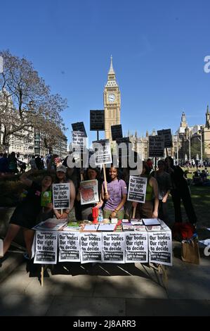 Londoner Protest und marsch einer durchgesickerten Meinung deuteten an, dass Richter bereit sind, Roe gegen Abtreibung zu stürzen. Die Demonstranten verteidigen die Freiheit und Rechte der Frauen und nutzen nicht die Körper von Frauen für die Versammlung politischer Werkzeuge vor der Frauenstatue in der amerikanischen Botschaft in London. - 14. Mai 2022. Stockfoto