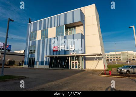 Rosemont, IL - 23. APRIL 2022: Außenansicht des iFly-Gebäudes für Indoor-Fallschirmspringen Stockfoto