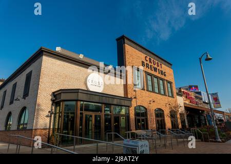 Rosemont, IL - 23. APRIL 2022: Outside the Crust Brewing Business eine Mikrobrauerei Stockfoto