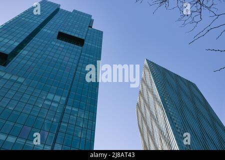 Wolkenkratzer mit Blick aus der unteren Ecke. Hintergrundfoto für Unternehmen, Architektur oder Finanzen. Stockfoto