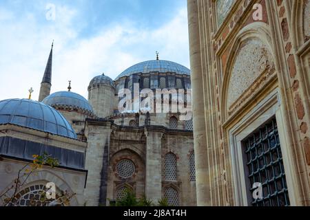 Sehzade Moschee in Istanbul. Osmanische oder islamische Architektur oder ramadan-Hintergrundbild. Stockfoto