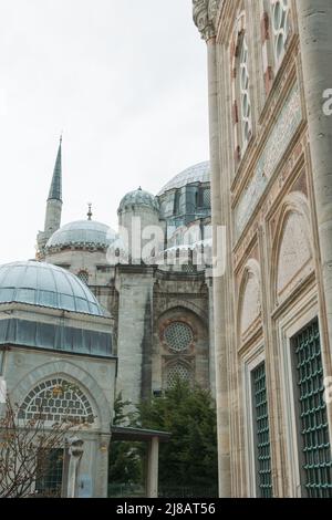 Sehzade oder Sehzadebasi Moschee in Istanbul. Osmanische oder islamische Architektur oder vertikales ramadan-Hintergrundbild. Stockfoto