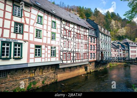 Landschaftlich reizvolle Aussicht auf traditionelle deutsche Rahmenhäuser an der Ruhr in der historischen Stadt Monschau. Stockfoto