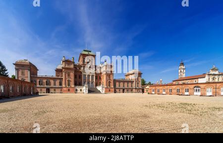 Racconigi, Cuneo, Piemont, Italien - 10. Mai 2022: Das königliche Schloss von Racconigi (14.-18. Jahrhundert) Sommerkönigssitz der Savoyer Familie. UNESCO Stockfoto