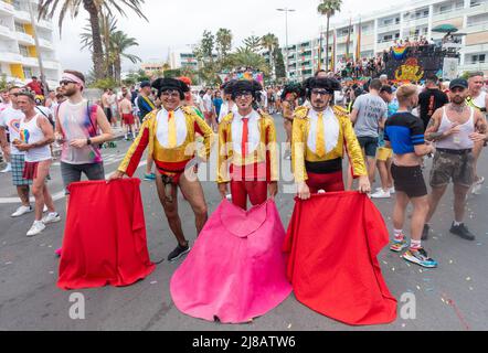 Maspalomas, Gran Canaria, Kanarische Inseln, Spanien, 14.. Mai 2022. Nachtschwärmer genießen die Maspalomas Pride Parade 2022 auf Gran Canaria, einer der größten Europas. Rund 80.000 Menschen sollen an der Veranstaltung teilnehmen. Quelle: Alan Dawson/Alamy Live News Stockfoto