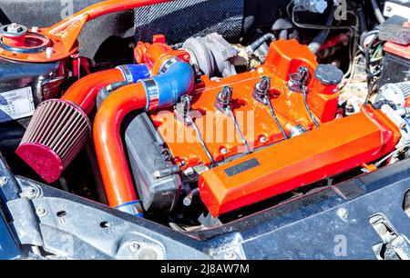 Samara, Russland - 8. Mai 2022: Nahaufnahme des getunten Motors des Lada 2170 Priora Fahrzeugs, unter der Motorhaube eines Fahrzeugs Stockfoto