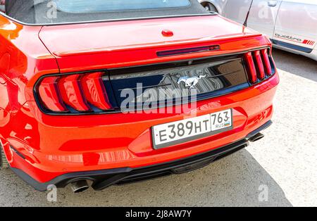 Samara, Russland - 8. Mai 2022: Rückseite eines Ford Mustang Fahrzeugs mit Kfz-Logo und Nummernschild. Der Ford Mustang ist ein amerikanisches Automobil hergestellt Stockfoto