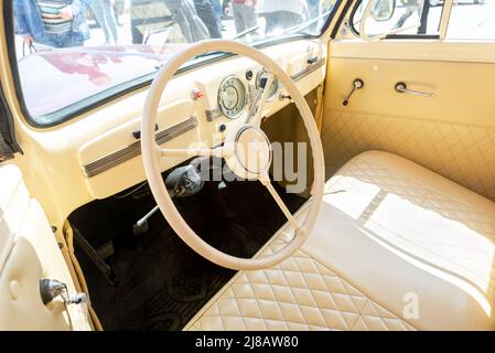 Samara, Russland - 8. Mai 2022: Innenarchitektur des sowjetischen Oldtimers Moskvich-401 Stockfoto