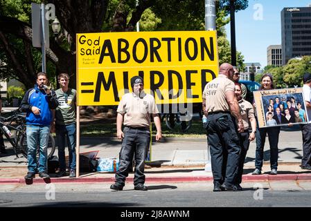 Foto eines Mannes, der während eines Gegenprotestes gegen die Roe spricht, verbietet unseren Leichenmarsch und die von Planned Parenthood organisierte Kundgebung. Stockfoto