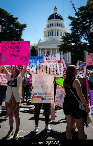 Eine Frau hält ein Protestschild vor der Landeshauptstadt während der von Planned Parenthood organisierten Throe-Verbote unserer Körper-Marsch und Kundgebung. Stockfoto