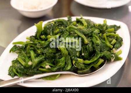 Einfaches und gesundes gebratenes orientalisches grünes Gemüse. Stockfoto