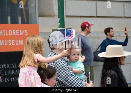 Junge Zuschauer werden im Central Park West zur ersten japanischen Heritage Parade in New York City gesehen, um das japanische Volk und ihre Frau zu ehren Stockfoto