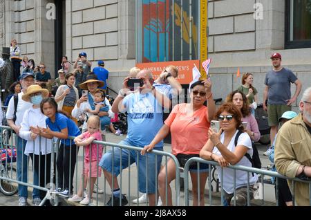 Zuschauer werden im Central Park West zur ersten japanischen Heritage Parade in New York City gesehen, um das japanische Volk und sein Erbe zu ehren Stockfoto