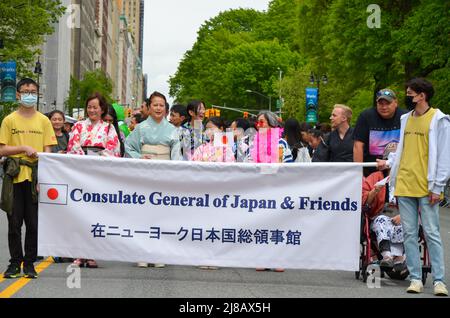 Das japanische Generalkonsulat wird im Central Park West zur ersten japanischen Heritage Parade zu Ehren der Japaner in New York City marschieren sehen Stockfoto