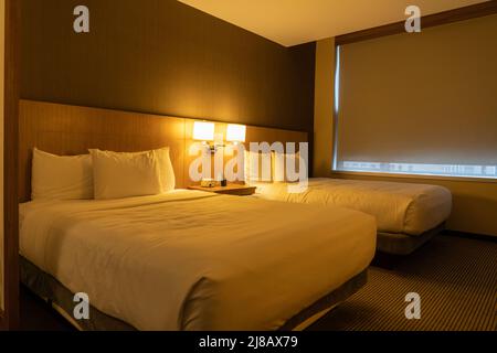 Innendesign des Hotelzimmers mit zwei Queensize-Betten Stockfoto