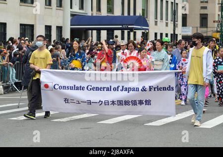 Das japanische Generalkonsulat wird im Central Park West zur ersten japanischen Heritage Parade zu Ehren der Japaner in New York City marschieren sehen Stockfoto