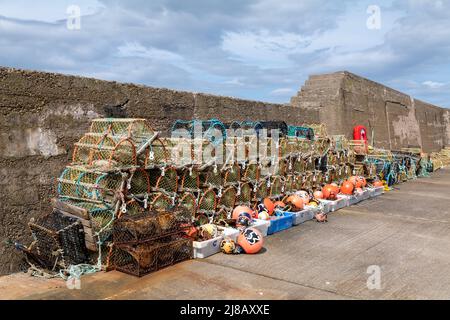 14 Mai 2022. Findochty, Moray, Schottland. Dies ist eine Szene im Hafengebiet des Moray Fishing Village an einem sonnigen Nachmittag. Stockfoto