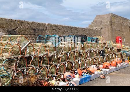 14 Mai 2022. Findochty, Moray, Schottland. Dies ist eine Szene im Hafengebiet des Moray Fishing Village an einem sonnigen Nachmittag. Stockfoto