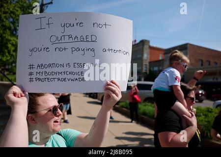 Bloomington, Usa. 14.. Mai 2022. Eine Protesterin hält ein Plakat, das ihre Meinung während eines Frauenmarsches zum Ausdruck bringt, um einen sicheren und legalen Zugang zu Abtreibungen zu fordern. Ein durchgesickerte Stellungnahmeentwurf deutete an, dass der Oberste Gerichtshof der Vereinigten Staaten Roe. v. Wade im Juni stürzen wird. Roe sagte, die Verfassung garantiere das Recht einer Person auf eine Abtreibung. Kredit: SOPA Images Limited/Alamy Live Nachrichten Stockfoto