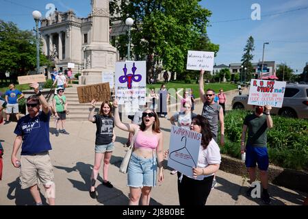 Bloomington, Usa. 14.. Mai 2022. Demonstranten halten Plakate, die ihre Meinung während eines Marsches der Frauen zum Ausdruck bringen, um einen sicheren und legalen Zugang zu Abtreibungen zu fordern. Ein durchgesickerte Stellungnahmeentwurf deutete an, dass der Oberste Gerichtshof der Vereinigten Staaten Roe. v. Wade im Juni stürzen wird. Roe sagte, die Verfassung garantiere das Recht einer Person auf eine Abtreibung. Kredit: SOPA Images Limited/Alamy Live Nachrichten Stockfoto