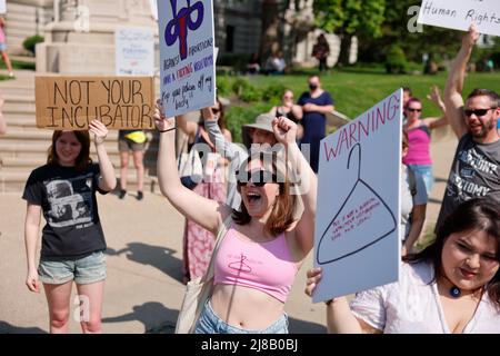 Bloomington, Usa. 14.. Mai 2022. Demonstranten halten Plakate, die ihre Meinung während eines Marsches der Frauen zum Ausdruck bringen, um einen sicheren und legalen Zugang zu Abtreibungen zu fordern. Ein durchgesickerte Stellungnahmeentwurf deutete an, dass der Oberste Gerichtshof der Vereinigten Staaten Roe. v. Wade im Juni stürzen wird. Roe sagte, die Verfassung garantiere das Recht einer Person auf eine Abtreibung. Kredit: SOPA Images Limited/Alamy Live Nachrichten Stockfoto