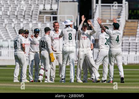 LONDON, GROSSBRITANNIEN. 14.. Mai 2022. Stuart Broad aus Nottinghamshire (Mitte) feiert, nachdem er das Wicket von Mark Stoneman aus Middlesex während der County Championship - Middlesex gegen Nottinghamshire auf dem Lord's Cricket Ground am Samstag, den 14. Mai 2022 in LONDON ENGLAND gewonnen hat. Kredit: Taka G Wu/Alamy Live Nachrichten Stockfoto