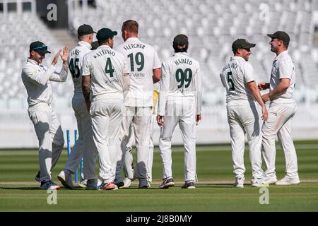 LONDON, GROSSBRITANNIEN. 14.. Mai 2022. Luck Fletcher von Nottinghamshire (Mitte) feiert, nachdem er das Wicket von Josh De Caires of Middlesex während der County Championship - Middlesex gegen Nottinghamshire auf dem Lord's Cricket Ground am Samstag, den 14. Mai 2022 in LONDON ENGLAND gewonnen hat. Kredit: Taka G Wu/Alamy Live Nachrichten Stockfoto