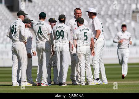 LONDON, GROSSBRITANNIEN. 14.. Mai 2022. Luck Fletcher von Nottinghamshire (Mitte) feiert, nachdem er das Wicket von Josh De Caires of Middlesex während der County Championship - Middlesex gegen Nottinghamshire auf dem Lord's Cricket Ground am Samstag, den 14. Mai 2022 in LONDON ENGLAND gewonnen hat. Kredit: Taka G Wu/Alamy Live Nachrichten Stockfoto