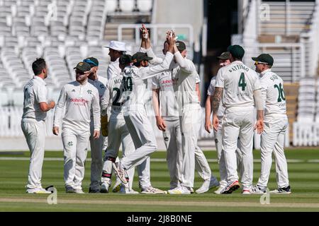 LONDON, GROSSBRITANNIEN. 14.. Mai 2022. Stuart Broad aus Nottinghamshire (Mitte) feiert, nachdem er das Wicket von Mark Stoneman aus Middlesex während der County Championship - Middlesex gegen Nottinghamshire auf dem Lord's Cricket Ground am Samstag, den 14. Mai 2022 in LONDON ENGLAND gewonnen hat. Kredit: Taka G Wu/Alamy Live Nachrichten Stockfoto