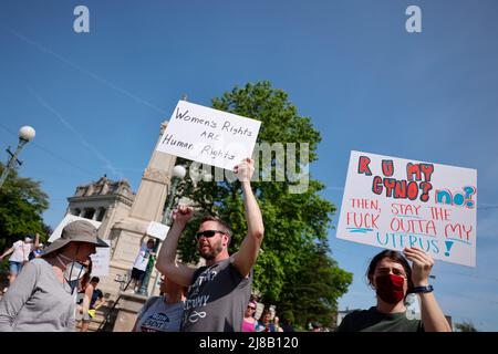 Bloomington, Usa. 14.. Mai 2022. Demonstranten halten Plakate, die ihre Meinung während eines Marsches der Frauen zum Ausdruck bringen, um einen sicheren und legalen Zugang zu Abtreibungen zu fordern. Ein durchgesickerte Stellungnahmeentwurf deutete an, dass der Oberste Gerichtshof der Vereinigten Staaten Roe. v. Wade im Juni stürzen wird. Roe sagte, die Verfassung garantiere das Recht einer Person auf eine Abtreibung. (Foto von Jeremy Hogan/SOPA Images/Sipa USA) Quelle: SIPA USA/Alamy Live News Stockfoto