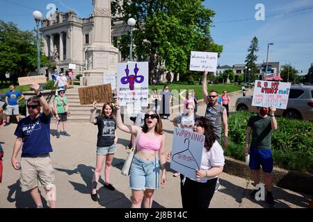 Bloomington, Usa. 14.. Mai 2022. Demonstranten halten Plakate, die ihre Meinung während eines Marsches der Frauen zum Ausdruck bringen, um einen sicheren und legalen Zugang zu Abtreibungen zu fordern. Ein durchgesickerte Stellungnahmeentwurf deutete an, dass der Oberste Gerichtshof der Vereinigten Staaten Roe. v. Wade im Juni stürzen wird. Roe sagte, die Verfassung garantiere das Recht einer Person auf eine Abtreibung. (Foto von Jeremy Hogan/SOPA Images/Sipa USA) Quelle: SIPA USA/Alamy Live News Stockfoto