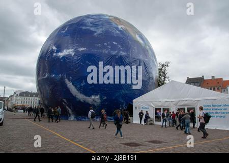 WWF Climate change Ausstellung in riesigen aufblasbaren Globus Thorvaldsens Plads, Kopenhagen, Dänemark. Stockfoto