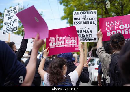 Seattle, WA, USA. 14.. Mai 2022. Unterstützer & Aktivisten marschieren bei der Abtreibungsrechtskundgebung. Sie protestieren gegen den Inhalt des durchgesickerten Entwurfs des Obersten Gerichtshofs, der die mögliche Umgehung von Roe v. Wade hervorhebt, was den Zugang zu Abtreibungen in einigen Staaten einschränken wird. Zu den teilnehmenden Organisationen gehören Rise Up 4 Abtreibungsrechte und Socialist Alternative Seattle. Viele Teilnehmer der Kundgebung entscheiden sich dafür, anonym zu bleiben. Kredit: Ananya Mishra/Alamy Live Nachrichten Gutschrift: Ananya Mishra/Alamy Live Nachrichten Stockfoto