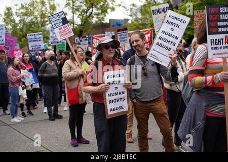 Seattle, WA, USA. 14.. Mai 2022. Unterstützer & Aktivisten marschieren bei der Abtreibungsrechtskundgebung. Sie protestieren gegen den Inhalt des durchgesickerten Entwurfs des Obersten Gerichtshofs, der die mögliche Umgehung von Roe v. Wade hervorhebt, was den Zugang zu Abtreibungen in einigen Staaten einschränken wird. Zu den teilnehmenden Organisationen gehören Rise Up 4 Abtreibungsrechte und Socialist Alternative Seattle. Viele Teilnehmer der Kundgebung entscheiden sich dafür, anonym zu bleiben. Kredit: Ananya Mishra/Alamy Live Nachrichten Gutschrift: Ananya Mishra/Alamy Live Nachrichten Stockfoto