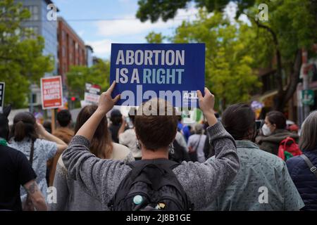 Seattle, WA, USA. 14.. Mai 2022. Unterstützer & Aktivisten marschieren bei der Abtreibungsrechtskundgebung. Sie protestieren gegen den Inhalt des durchgesickerten Entwurfs des Obersten Gerichtshofs, der die mögliche Umgehung von Roe v. Wade hervorhebt, was den Zugang zu Abtreibungen in einigen Staaten einschränken wird. Zu den teilnehmenden Organisationen gehören Rise Up 4 Abtreibungsrechte und Socialist Alternative Seattle. Viele Teilnehmer der Kundgebung entscheiden sich dafür, anonym zu bleiben. Kredit: Ananya Mishra/Alamy Live Nachrichten Gutschrift: Ananya Mishra/Alamy Live Nachrichten Stockfoto