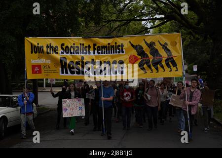 Seattle, WA, USA. 14.. Mai 2022. Unterstützer & Aktivisten marschieren bei der Abtreibungsrechtskundgebung. Sie protestieren gegen den Inhalt des durchgesickerten Entwurfs des Obersten Gerichtshofs, der die mögliche Umgehung von Roe v. Wade hervorhebt, was den Zugang zu Abtreibungen in einigen Staaten einschränken wird. Zu den teilnehmenden Organisationen gehören Rise Up 4 Abtreibungsrechte und Socialist Alternative Seattle. Viele Teilnehmer der Kundgebung entscheiden sich dafür, anonym zu bleiben. Kredit: Ananya Mishra/Alamy Live Nachrichten Gutschrift: Ananya Mishra/Alamy Live Nachrichten Stockfoto