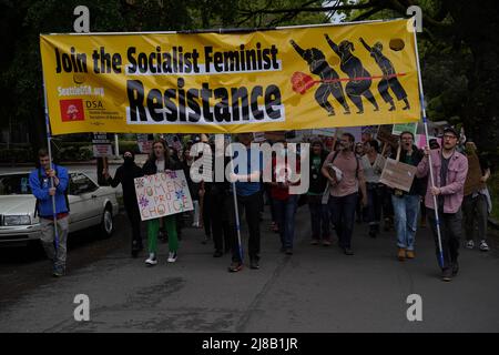 Seattle, WA, USA. 14.. Mai 2022. Unterstützer & Aktivisten marschieren bei der Abtreibungsrechtskundgebung. Sie protestieren gegen den Inhalt des durchgesickerten Entwurfs des Obersten Gerichtshofs, der die mögliche Umgehung von Roe v. Wade hervorhebt, was den Zugang zu Abtreibungen in einigen Staaten einschränken wird. Zu den teilnehmenden Organisationen gehören Rise Up 4 Abtreibungsrechte und Socialist Alternative Seattle. Viele Teilnehmer der Kundgebung entscheiden sich dafür, anonym zu bleiben. Kredit: Ananya Mishra/Alamy Live Nachrichten Gutschrift: Ananya Mishra/Alamy Live Nachrichten Stockfoto