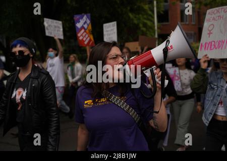 Seattle, WA, USA. 14.. Mai 2022. Unterstützer & Aktivisten marschieren bei der Abtreibungsrechtskundgebung. Sie protestieren gegen den Inhalt des durchgesickerten Entwurfs des Obersten Gerichtshofs, der die mögliche Umgehung von Roe v. Wade hervorhebt, was den Zugang zu Abtreibungen in einigen Staaten einschränken wird. Zu den teilnehmenden Organisationen gehören Rise Up 4 Abtreibungsrechte und Socialist Alternative Seattle. Viele Teilnehmer der Kundgebung entscheiden sich dafür, anonym zu bleiben. Kredit: Ananya Mishra/Alamy Live Nachrichten Gutschrift: Ananya Mishra/Alamy Live Nachrichten Stockfoto