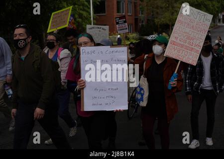 Seattle, WA, USA. 14.. Mai 2022. Unterstützer & Aktivisten marschieren bei der Abtreibungsrechtskundgebung. Sie protestieren gegen den Inhalt des durchgesickerten Entwurfs des Obersten Gerichtshofs, der die mögliche Umgehung von Roe v. Wade hervorhebt, was den Zugang zu Abtreibungen in einigen Staaten einschränken wird. Zu den teilnehmenden Organisationen gehören Rise Up 4 Abtreibungsrechte und Socialist Alternative Seattle. Viele Teilnehmer der Kundgebung entscheiden sich dafür, anonym zu bleiben. Kredit: Ananya Mishra/Alamy Live Nachrichten Gutschrift: Ananya Mishra/Alamy Live Nachrichten Stockfoto